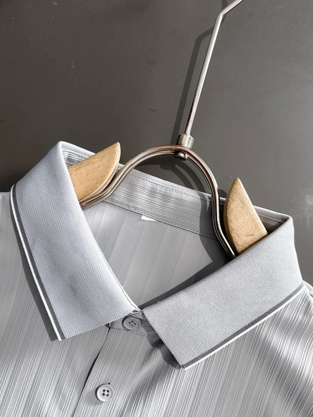 🅿️330 shipped next day, high quality Stone lsland/Stone Island 25ss spring and summer new high-definition POLO lapel T-shirt. Made with machines imported from Italy. It is truly the most luxurious and high-quality product. It is made of combed and heavyweight fabrics. High-strength and high-weight fabrics feel substantial when weighed. The upper body is also more textured than ordinary T-shirts and is not easy to deform. This texture can cope with the weather. It absorbs sweat and is breathable, suitable for both hot and cold! Perfectly produced with reference to the original stitch and stitch! The loose fit design is super noble. Custom-woven signature ribbed collar, cuffs, and hem. Really rare and rare goods Size: M-XXXL